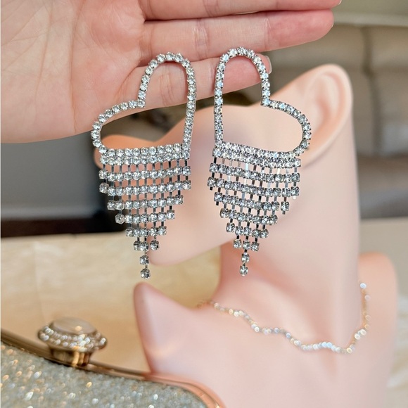 ⚜️ Chic Trendy Silver Heart Dangle Earrings - Picture 9 of 10